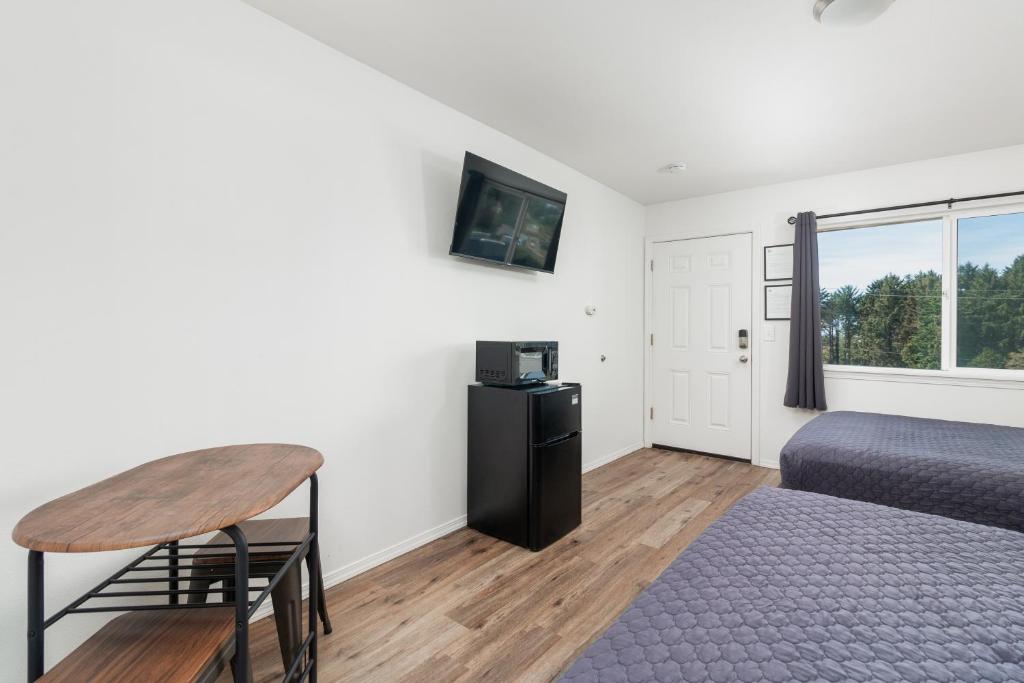 Hotel room with a queen bed